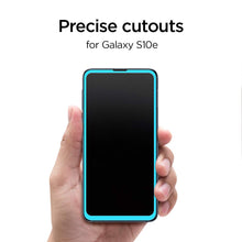 Laden Sie das Bild in den Galerie-Viewer, Spigen, Panzerglas Schutzfolie kompatibel mit Samsung Galaxy S10e, Hüllenfreundlich, Schwarz Volle Abdeckung, 9H gehärtetes Glas, Glas 0.33mm, Galaxy S10e Schutzfolie (609GL26000)