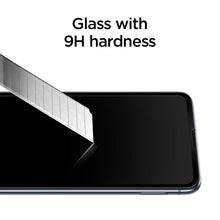Laden Sie das Bild in den Galerie-Viewer, Spigen, Panzerglas Schutzfolie kompatibel mit Samsung Galaxy S10e, Hüllenfreundlich, Schwarz Volle Abdeckung, 9H gehärtetes Glas, Glas 0.33mm, Galaxy S10e Schutzfolie (609GL26000)