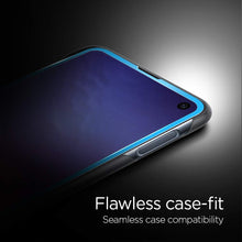 Laden Sie das Bild in den Galerie-Viewer, Spigen, Panzerglas Schutzfolie kompatibel mit Samsung Galaxy S10e, Hüllenfreundlich, Schwarz Volle Abdeckung, 9H gehärtetes Glas, Glas 0.33mm, Galaxy S10e Schutzfolie (609GL26000)