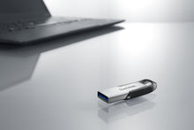 Laden Sie das Bild in den Galerie-Viewer, SanDisk Ultra Flair 64GB USB-Flash-Laufwerk USB 3.0 mit bis zu 150 MB/Sek, schwarz